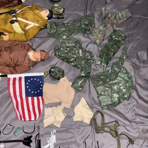 Classic GI Joe Action Figure Set with Accessories - Picture 3 of 3